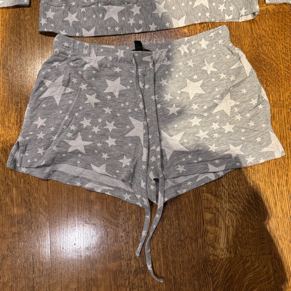Saks Fifth Avenue Gray Star Lounge Set – Size M - Picture 3 of 8